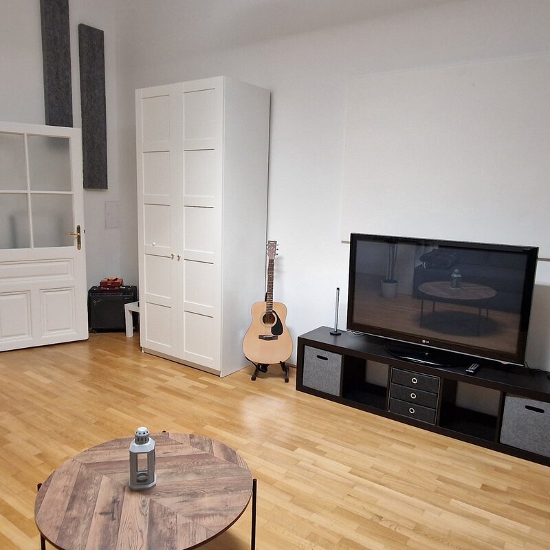 Bright room with parquet floor & guitar – 1-room apartment, short-term rental, temporary housing for 1 to 6 months in Vienna | © GG