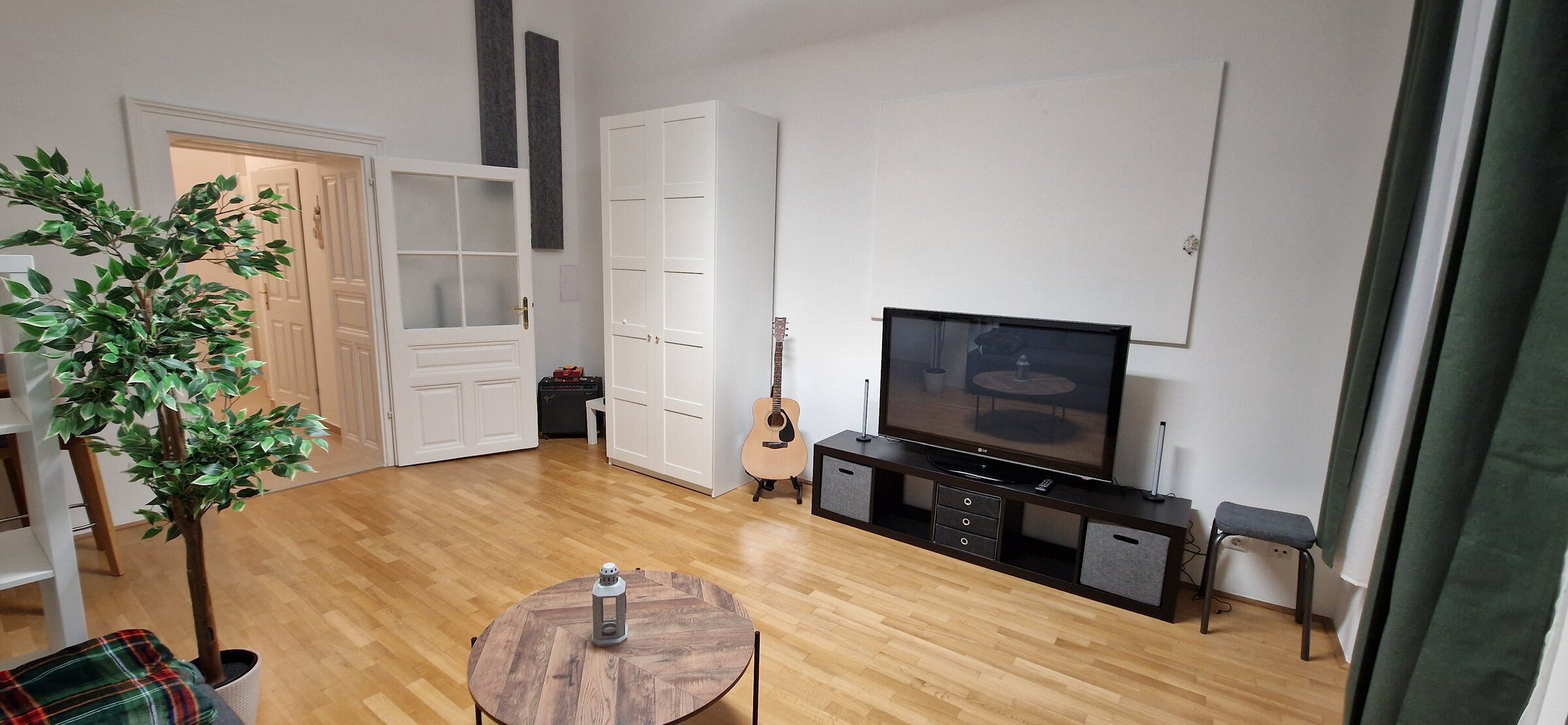 Bright room with parquet floor & guitar – 1-room apartment, short-term rental, temporary housing for 1 to 6 months in Vienna | © GG