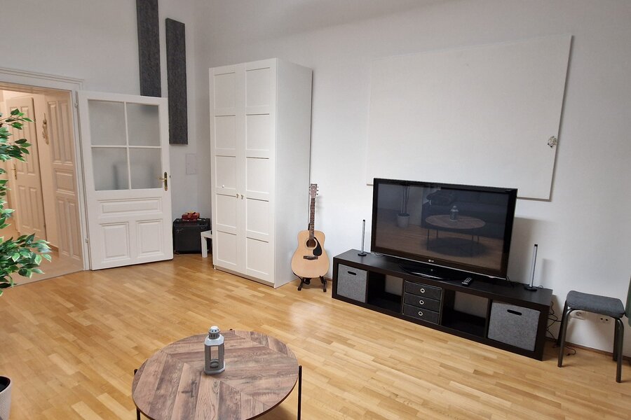Bright room with parquet floor & guitar – 1-room apartment, short-term rental, temporary housing for 1 to 6 months in Vienna | © GG