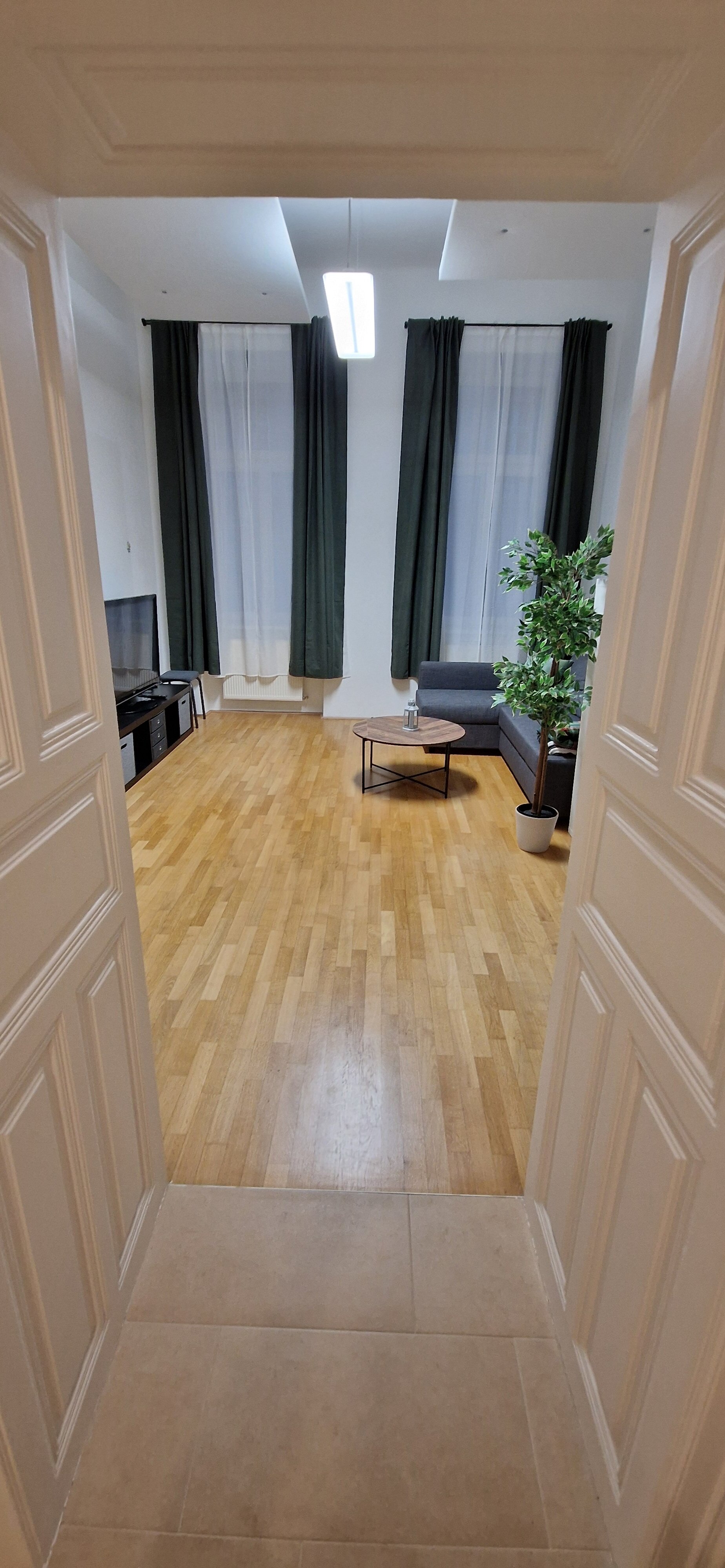 Blick vom Flur in den Wohnbereich | © GG