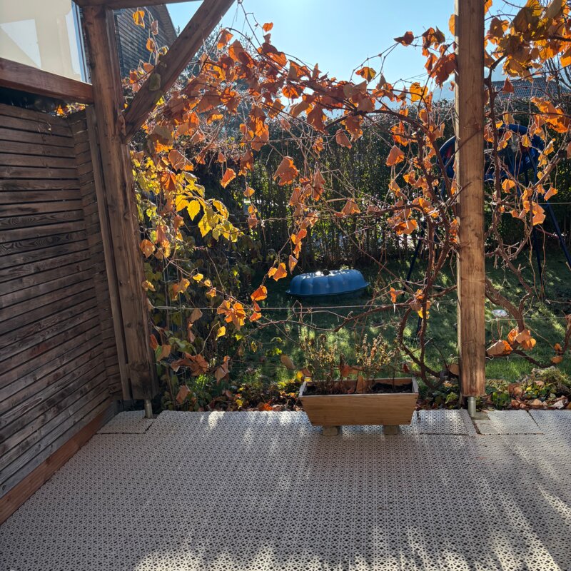 Sandkiste im Hintergrund