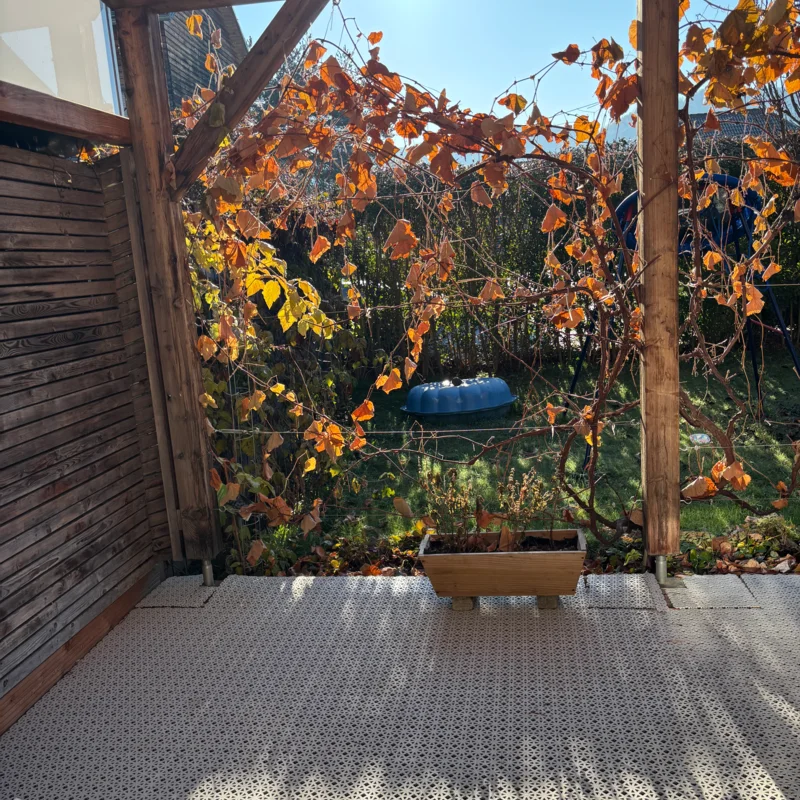 Sandkiste im Hintergrund