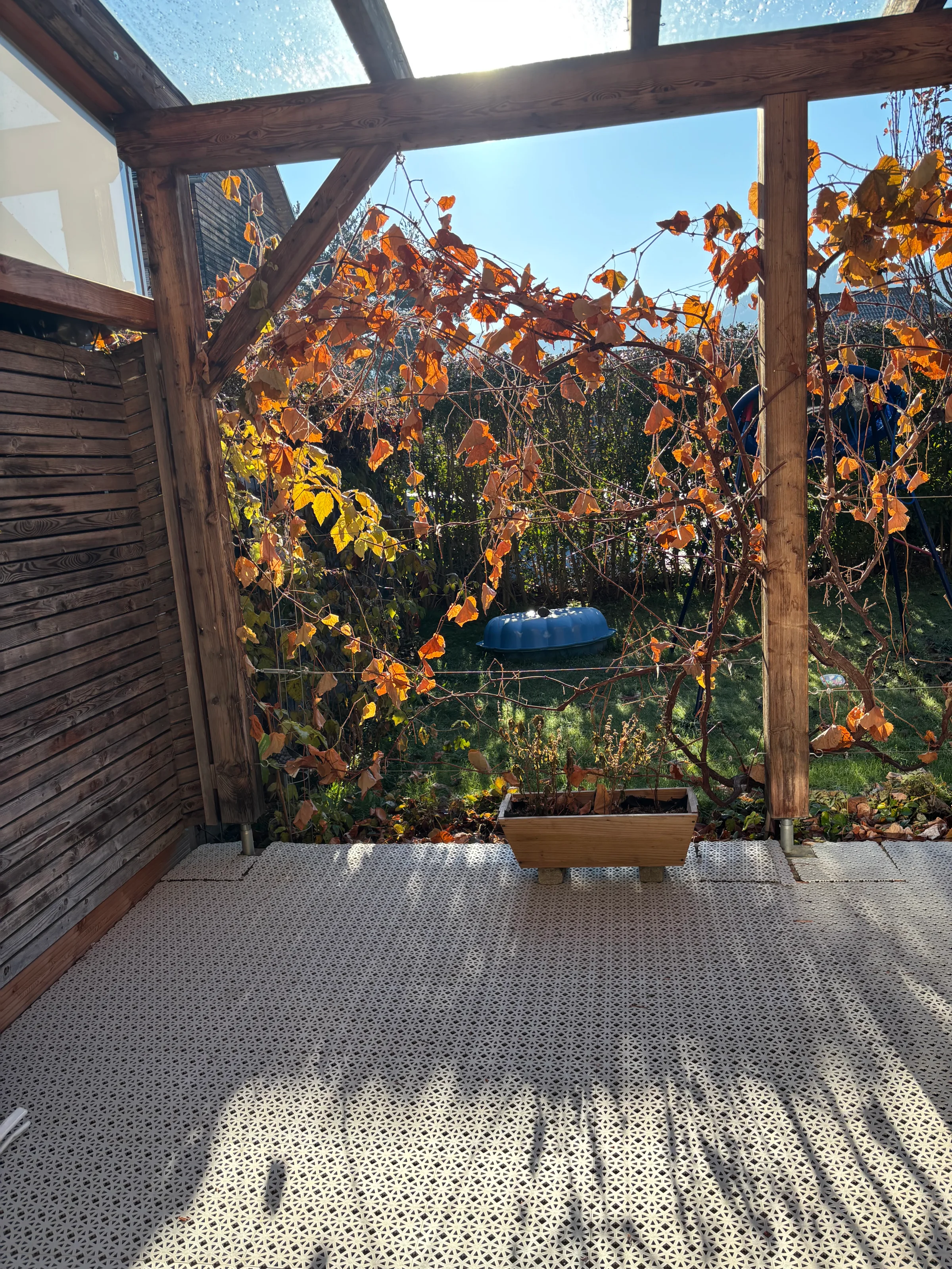 Sandkiste im Hintergrund