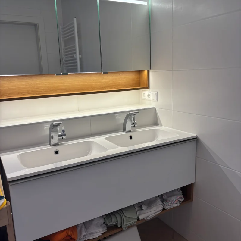 mit Doppelwaschbecken