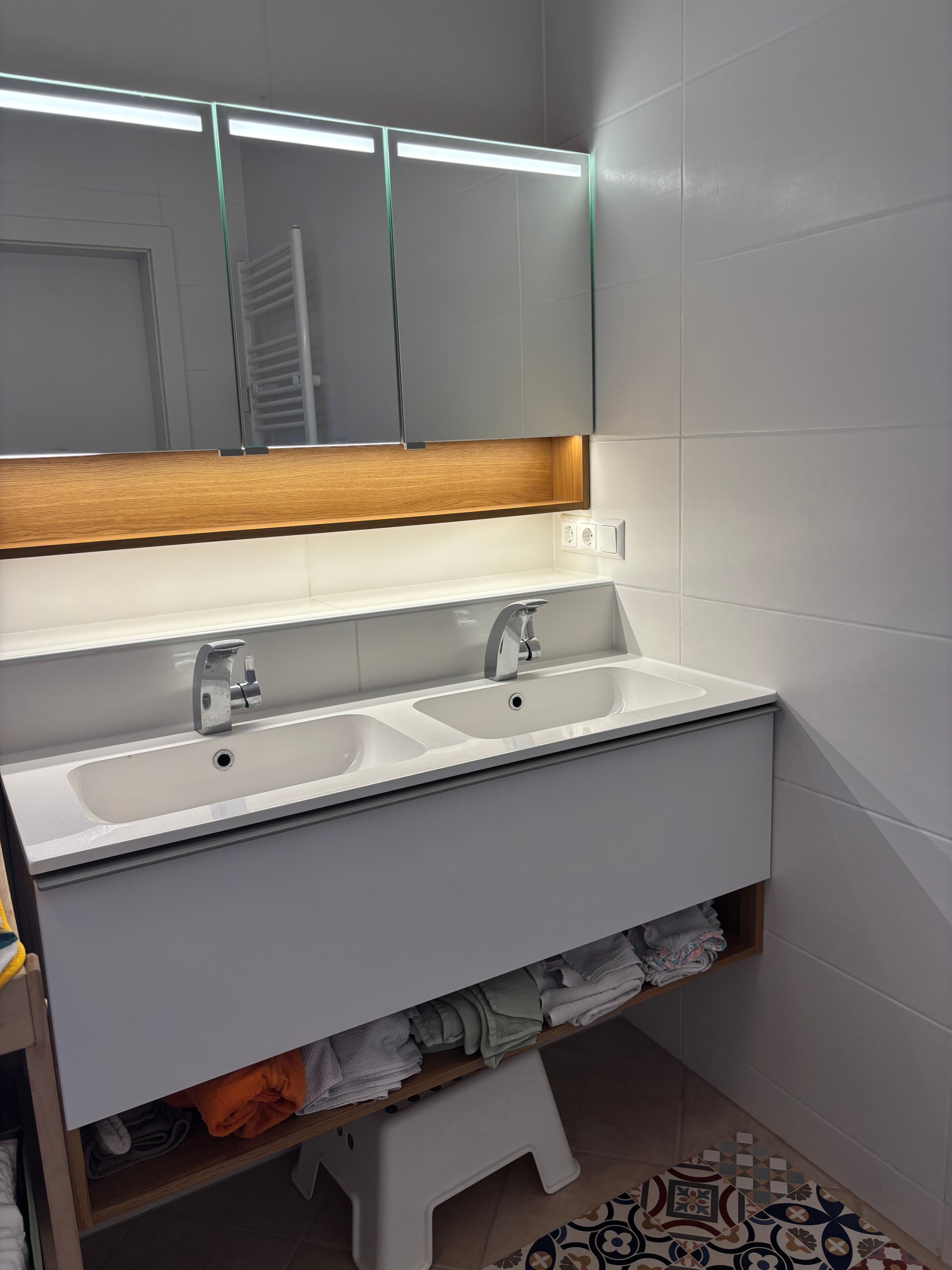 mit Doppelwaschbecken