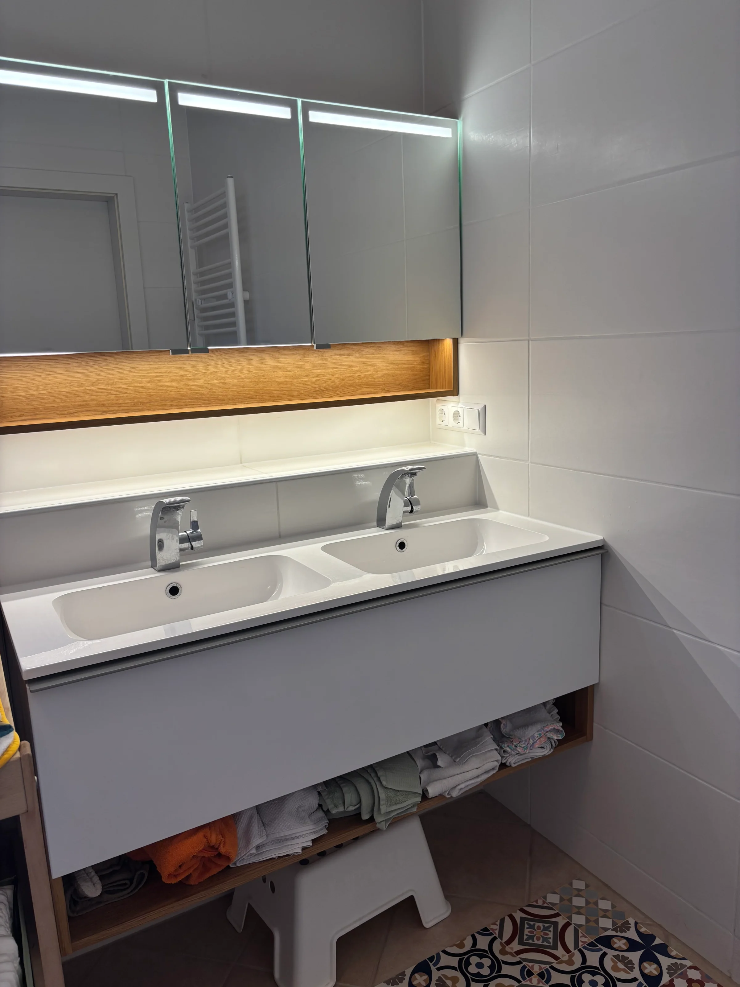 mit Doppelwaschbecken