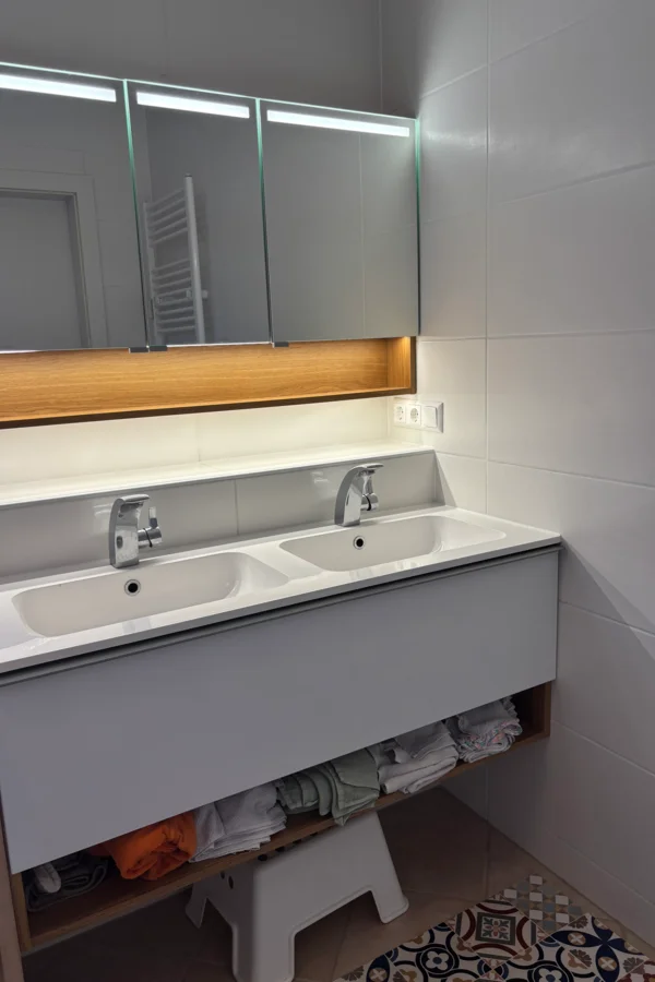 mit Doppelwaschbecken