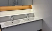 mit Doppelwaschbecken