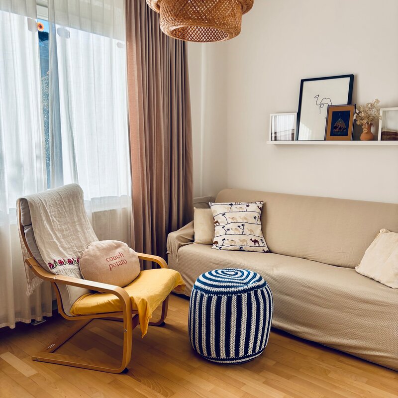 Ausblick auf Garten. Hecken und Hügel