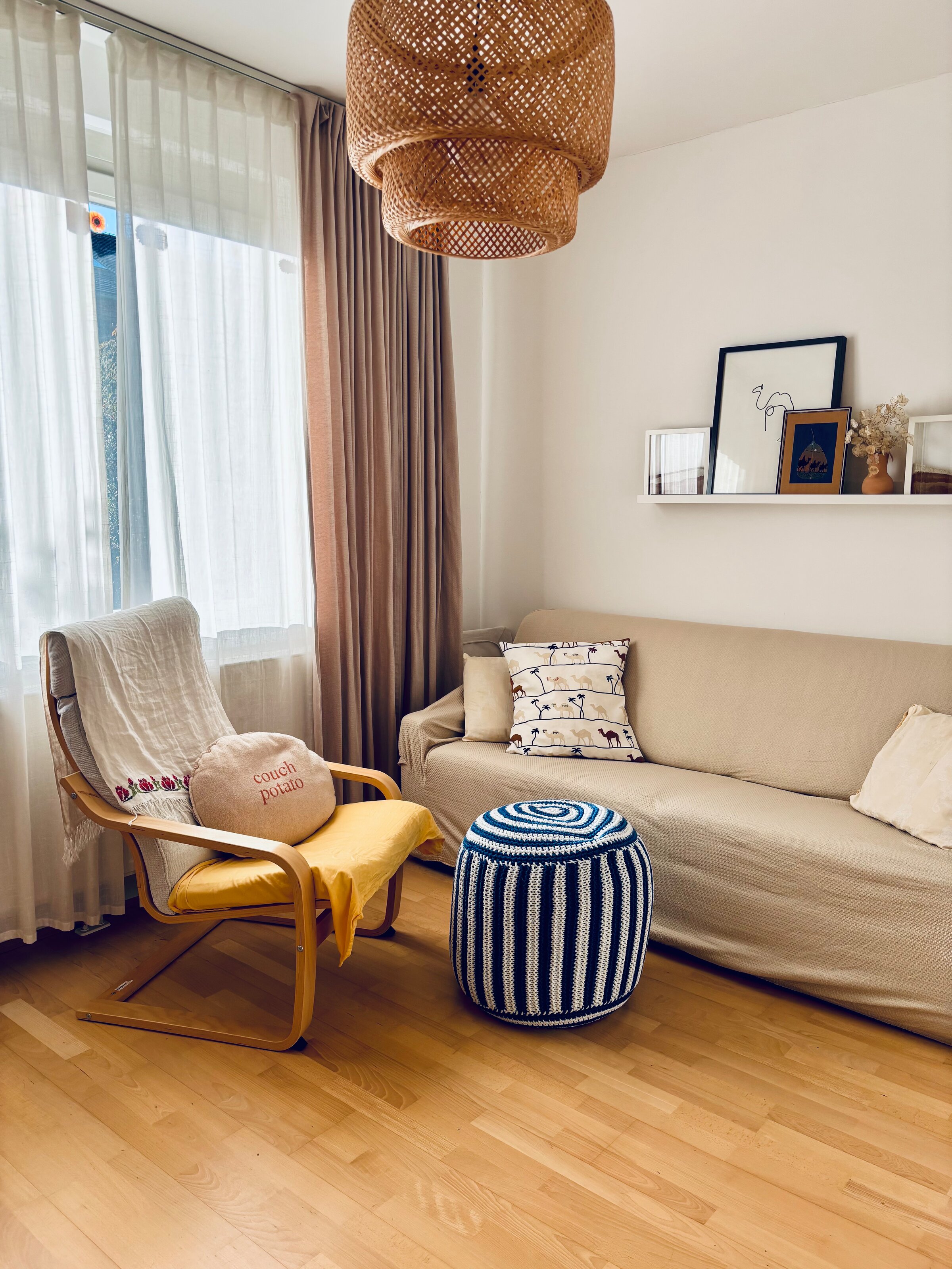 Ausblick auf Garten. Hecken und Hügel