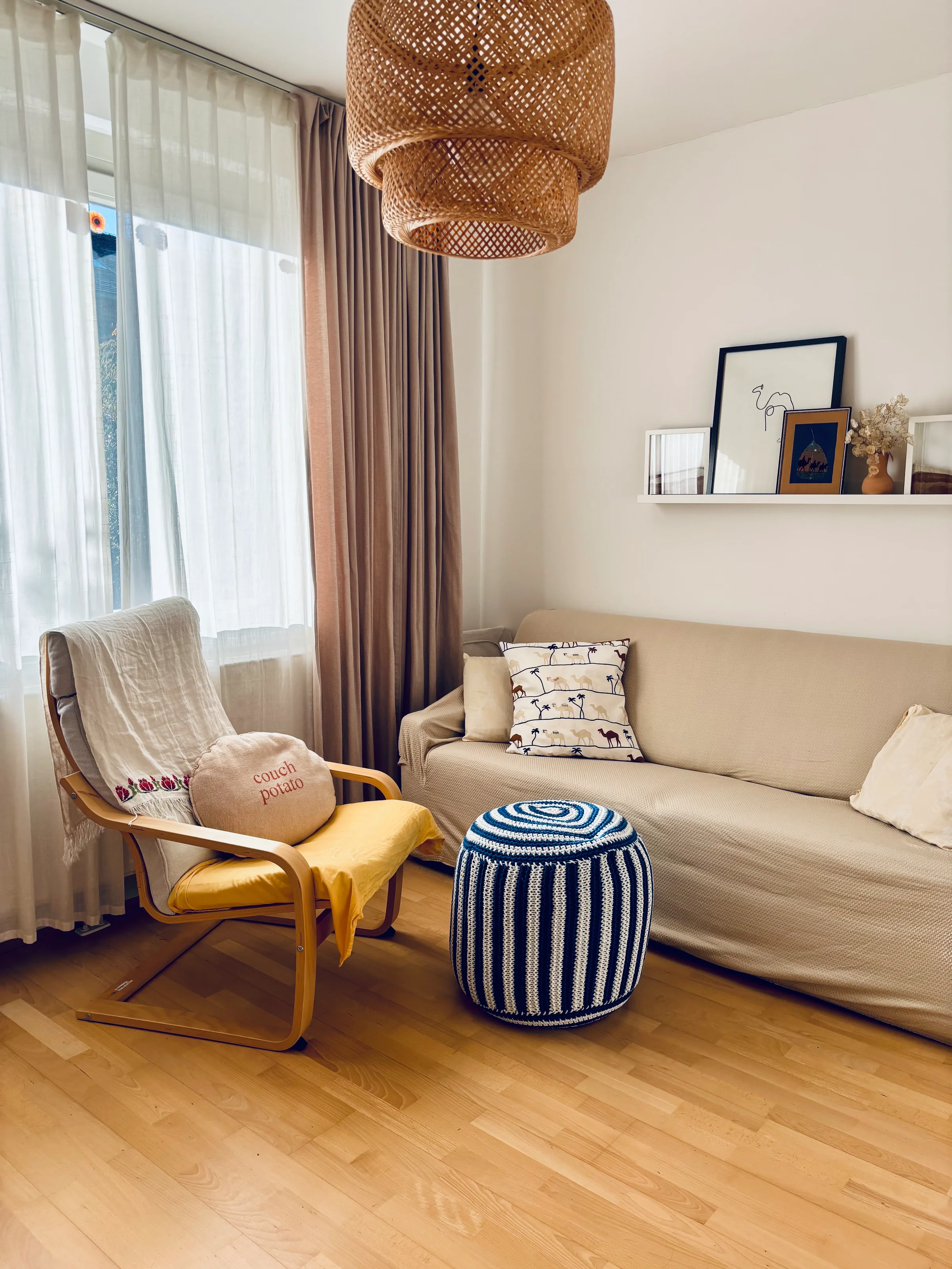 Ausblick auf Garten. Hecken und Hügel