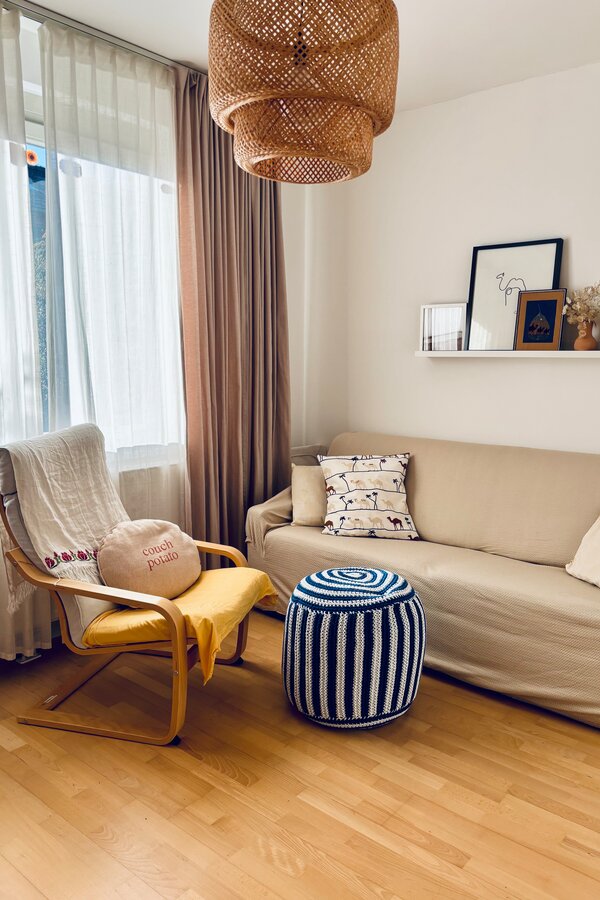 Ausblick auf Garten. Hecken und Hügel