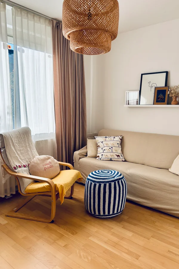 Ausblick auf Garten. Hecken und Hügel