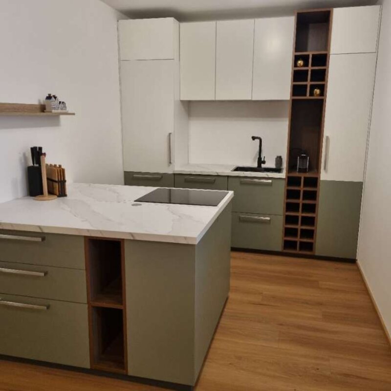 Offene Designerküche mit Kochinsel – 2-Zimmer Wohnung zur Kurzzeitmiete in Wels, Wohnen auf Zeit 1 bis 6 Monate