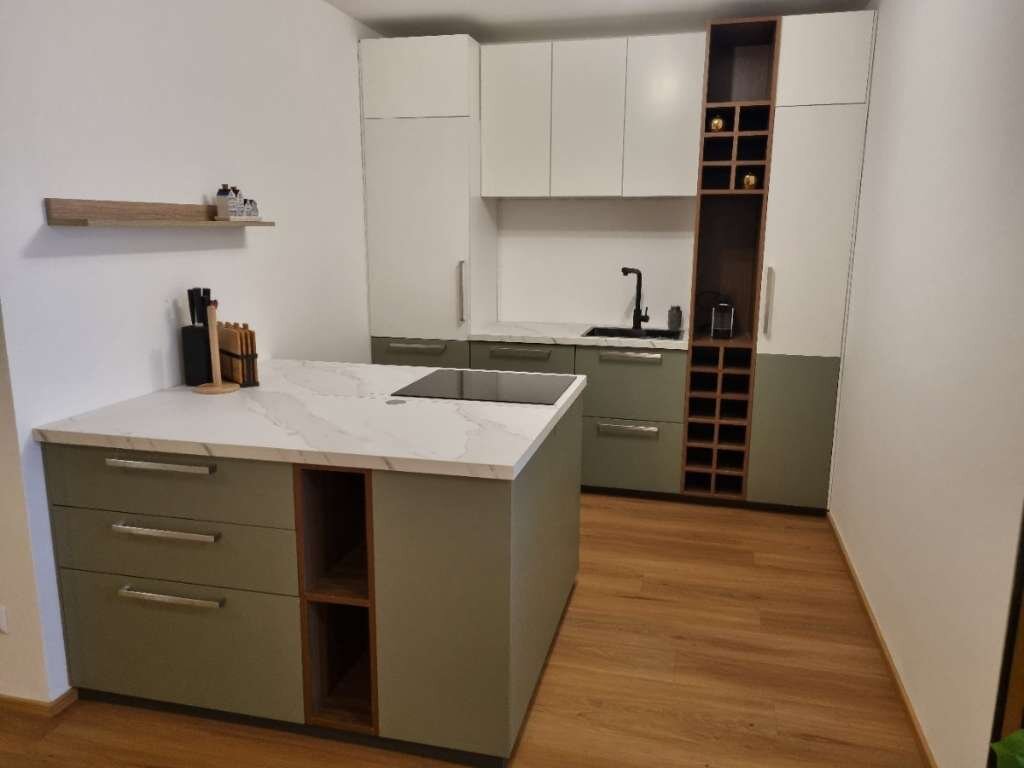 Offene Designerküche mit Kochinsel – 2-Zimmer Wohnung zur Kurzzeitmiete in Wels, Wohnen auf Zeit 1 bis 6 Monate