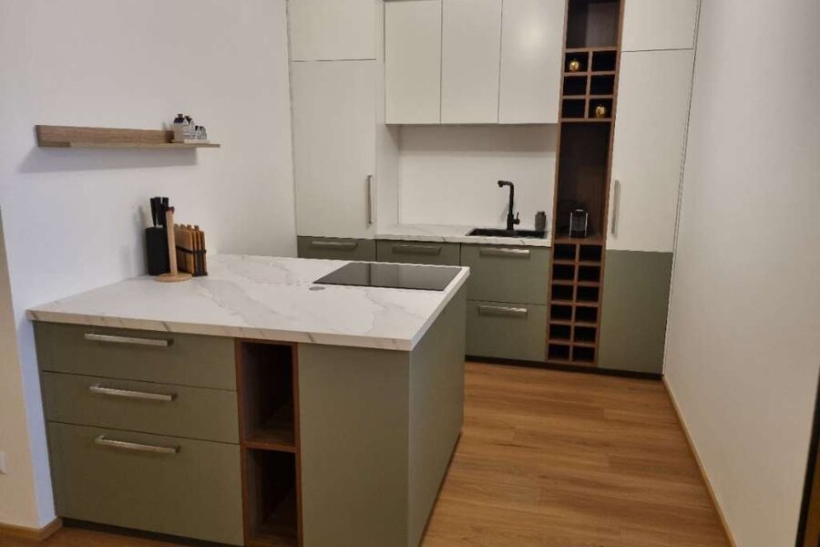 Offene Designerküche mit Kochinsel – 2-Zimmer Wohnung zur Kurzzeitmiete in Wels, Wohnen auf Zeit 1 bis 6 Monate