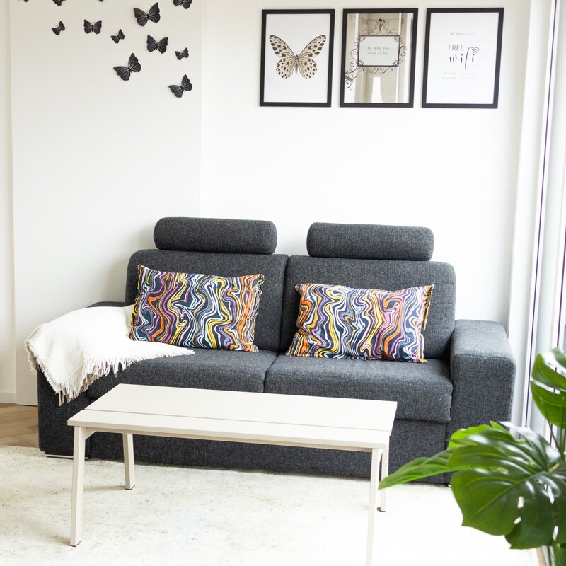 Helles Wohnzimmer mit Sofa & Deko – 3-Zimmer Wohnung zur Kurzzeitmiete, Wohnen auf Zeit 1 bis 6 Monate, Wien