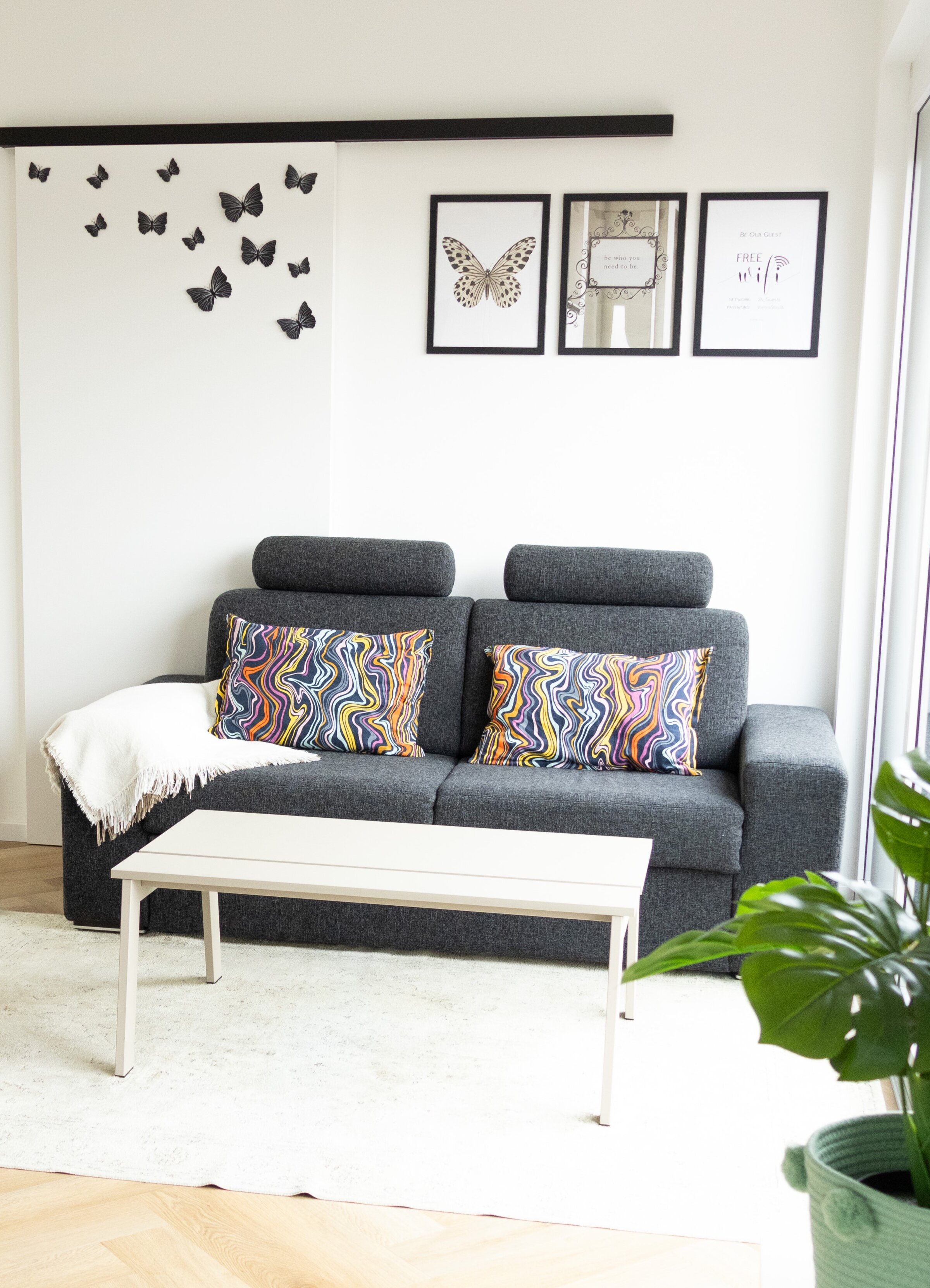 Helles Wohnzimmer mit Sofa & Deko – 3-Zimmer Wohnung zur Kurzzeitmiete, Wohnen auf Zeit 1 bis 6 Monate, Wien