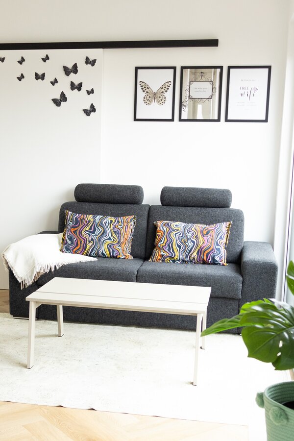 Helles Wohnzimmer mit Sofa & Deko – 3-Zimmer Wohnung zur Kurzzeitmiete, Wohnen auf Zeit 1 bis 6 Monate, Wien