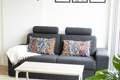 Helles Wohnzimmer mit Sofa & Deko – 3-Zimmer Wohnung zur Kurzzeitmiete, Wohnen auf Zeit 1 bis 6 Monate, Wien