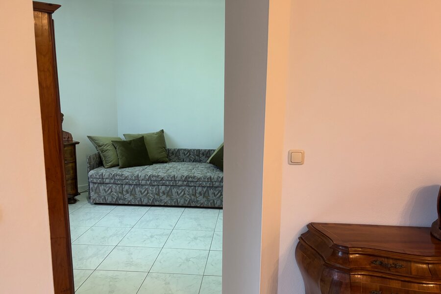 Schlafzimmer mit ausziehbarem Schlafsofa 