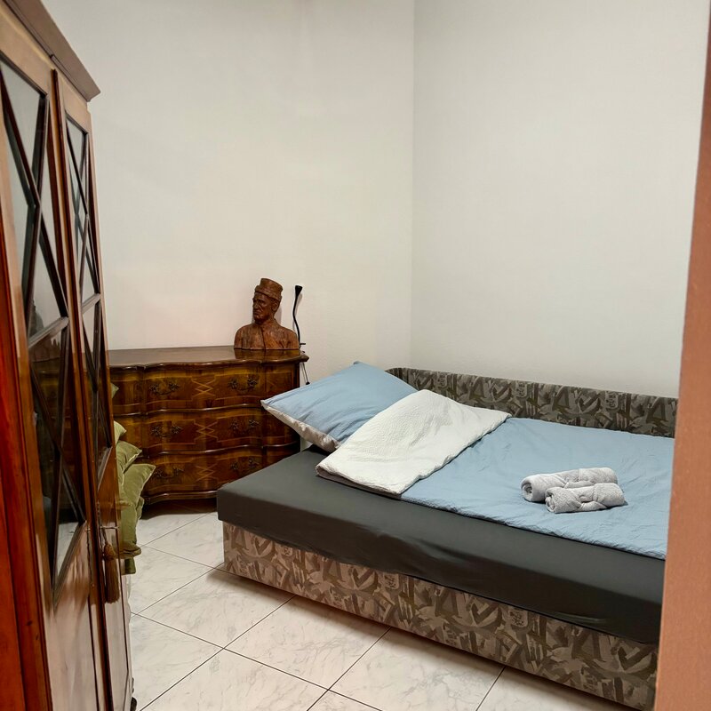 Schlafzimmer mit ausziehbarem Schlafsofa 