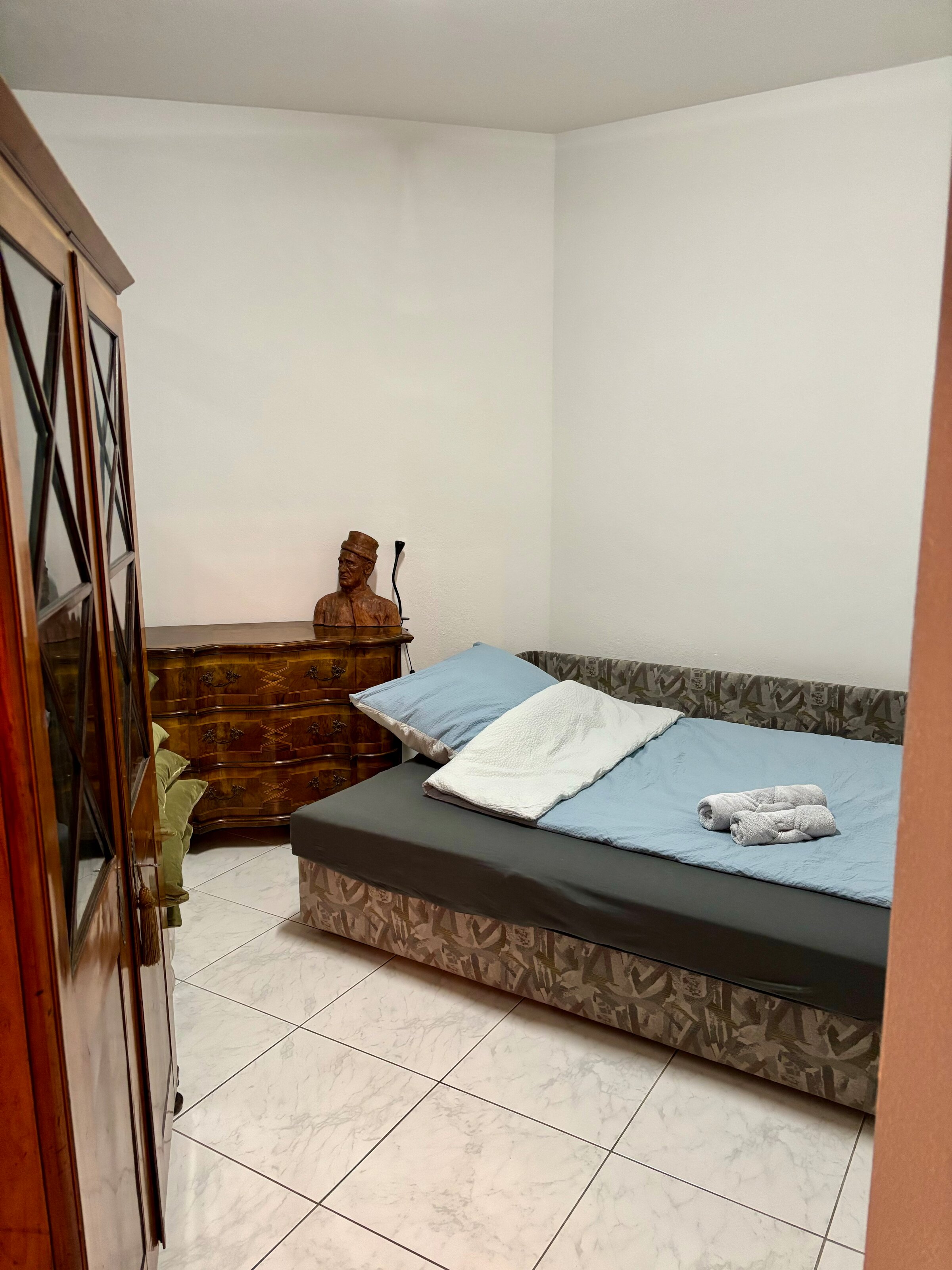 Schlafzimmer mit ausziehbarem Schlafsofa 