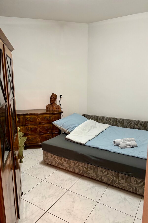 Schlafzimmer mit ausziehbarem Schlafsofa 