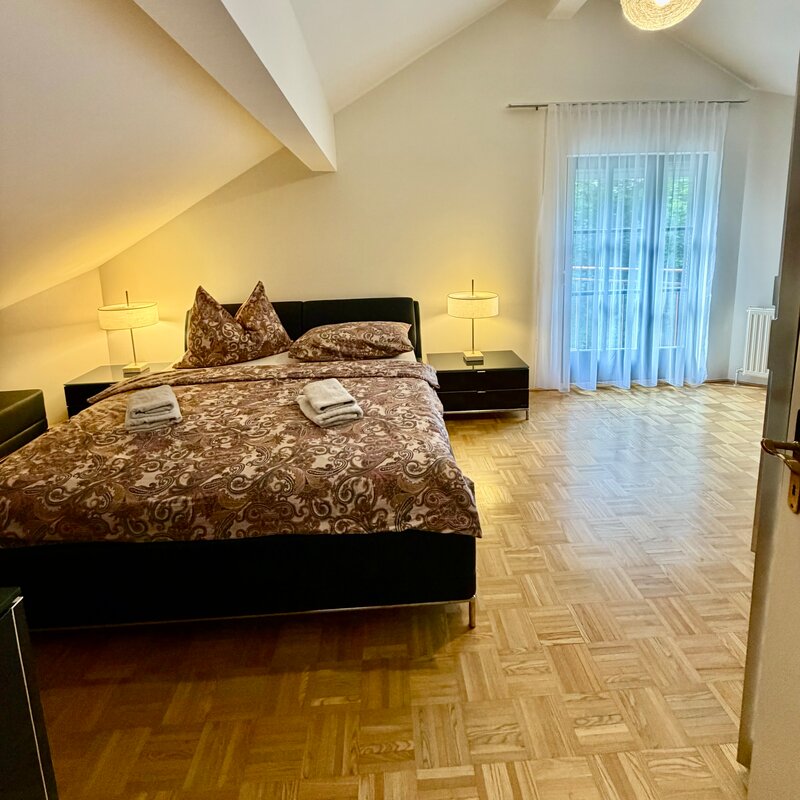 Schlafzimmer 1