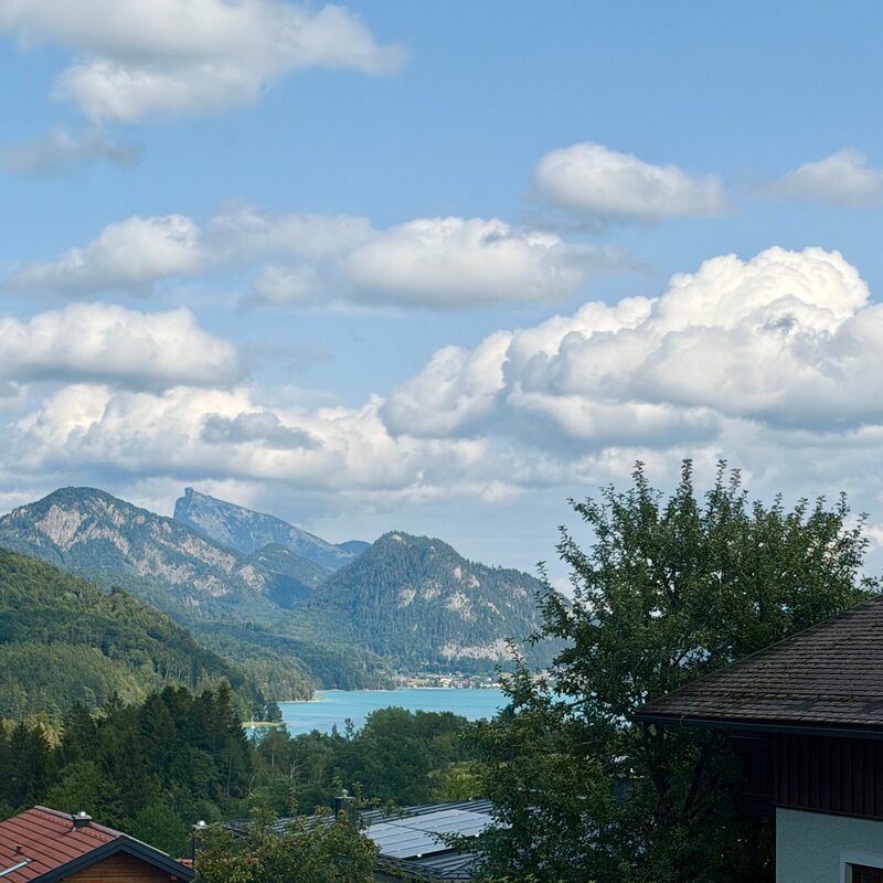 Blick auf See & Alpen – Haus mit Seeblick zur Kurzzeitmiete & Wohnen auf Zeit für 1 bis 6 Monate in Hof bei Salzburg | © JM