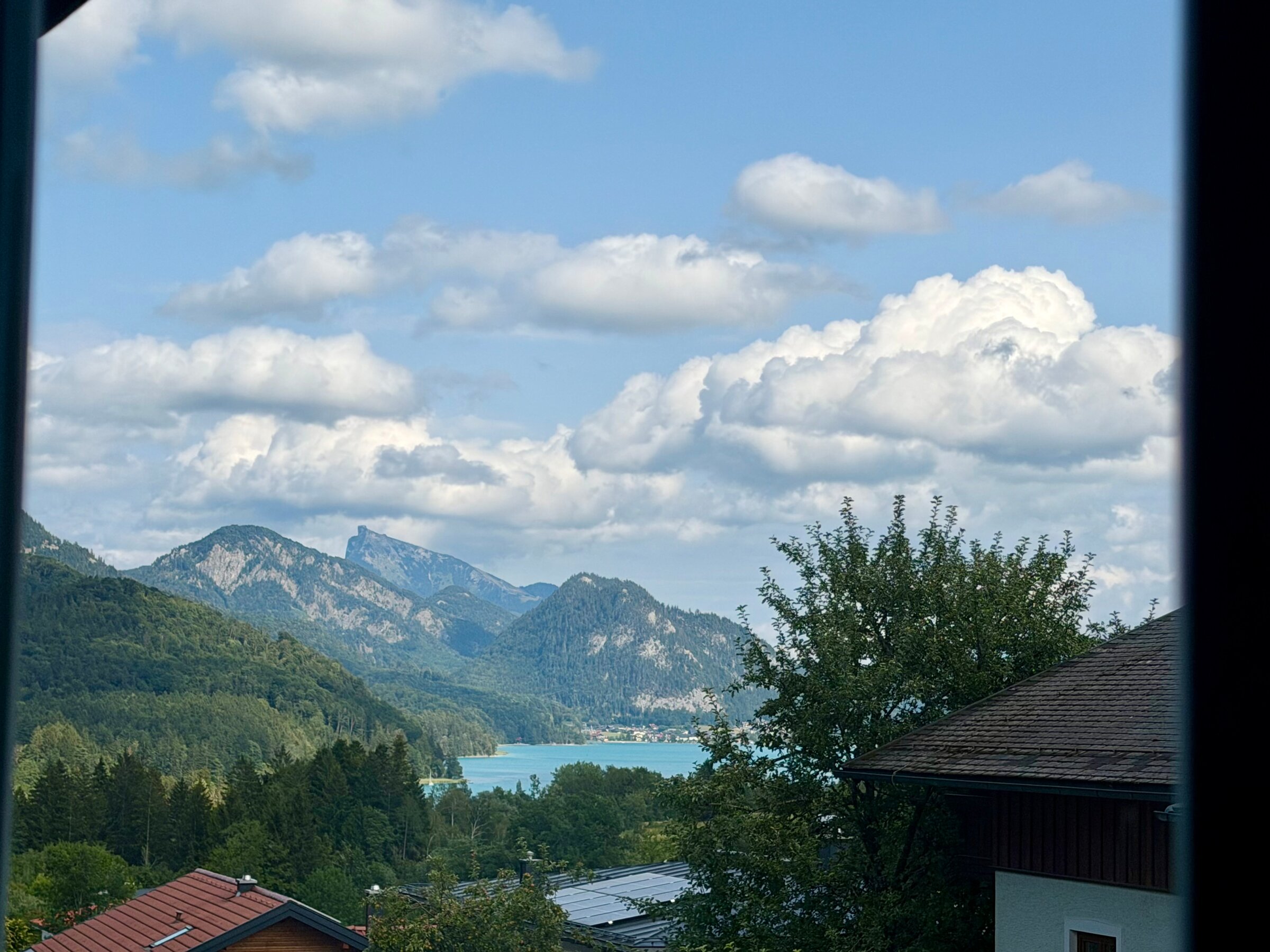 Blick auf See & Alpen – Haus mit Seeblick zur Kurzzeitmiete & Wohnen auf Zeit für 1 bis 6 Monate in Hof bei Salzburg | © JM