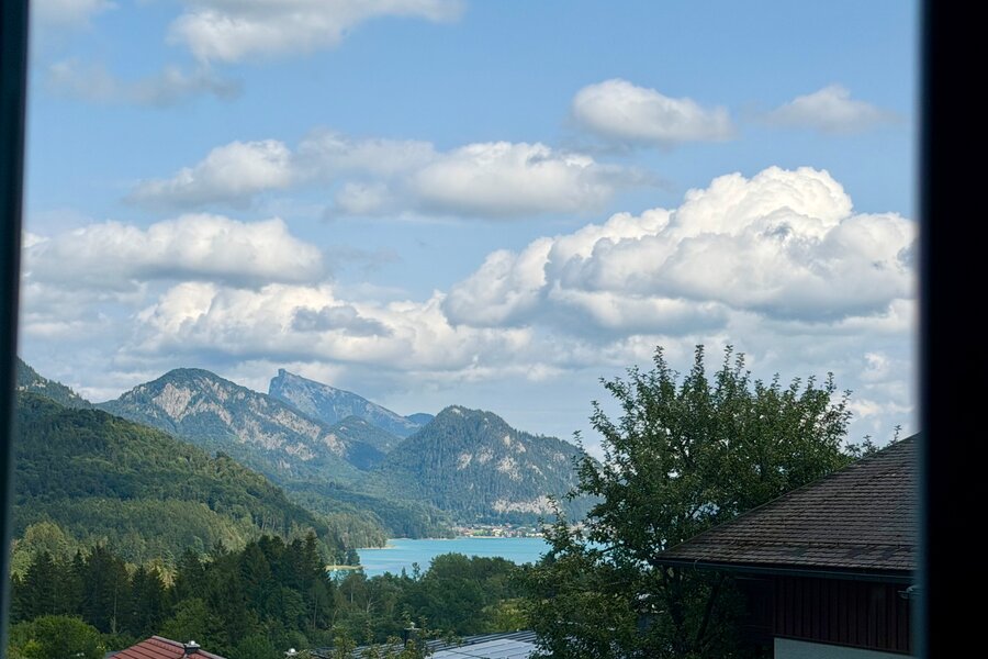 Blick auf See & Alpen – Haus mit Seeblick zur Kurzzeitmiete & Wohnen auf Zeit für 1 bis 6 Monate in Hof bei Salzburg | © JM