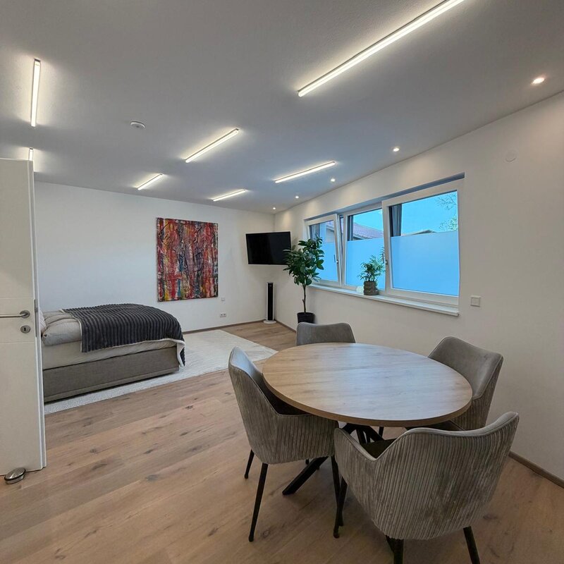 Modernes Studio mit Esstisch & Schlafbereich – 1-Zimmer Apartment zur Kurzzeitmiete & Wohnen auf Zeit für 1 bis 6 Monate in Seekirchen