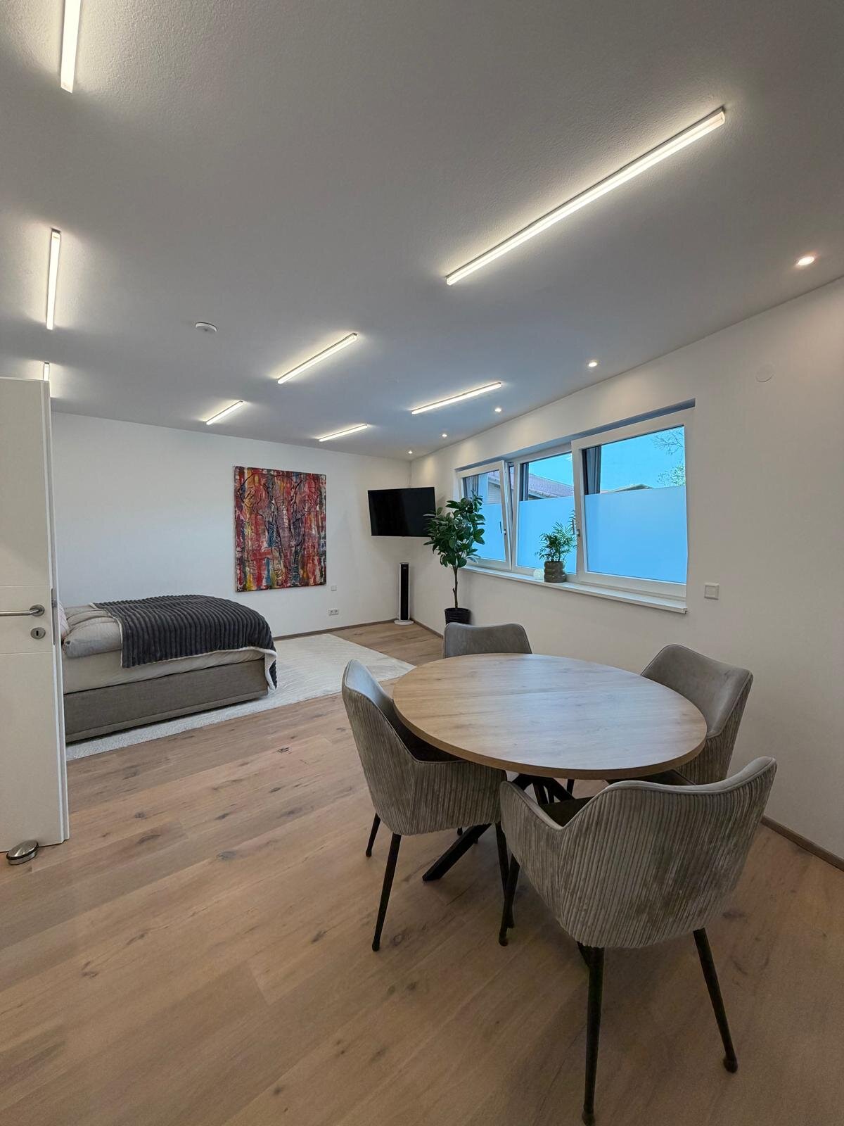 Modernes Studio mit Esstisch & Schlafbereich – 1-Zimmer Apartment zur Kurzzeitmiete & Wohnen auf Zeit für 1 bis 6 Monate in Seekirchen