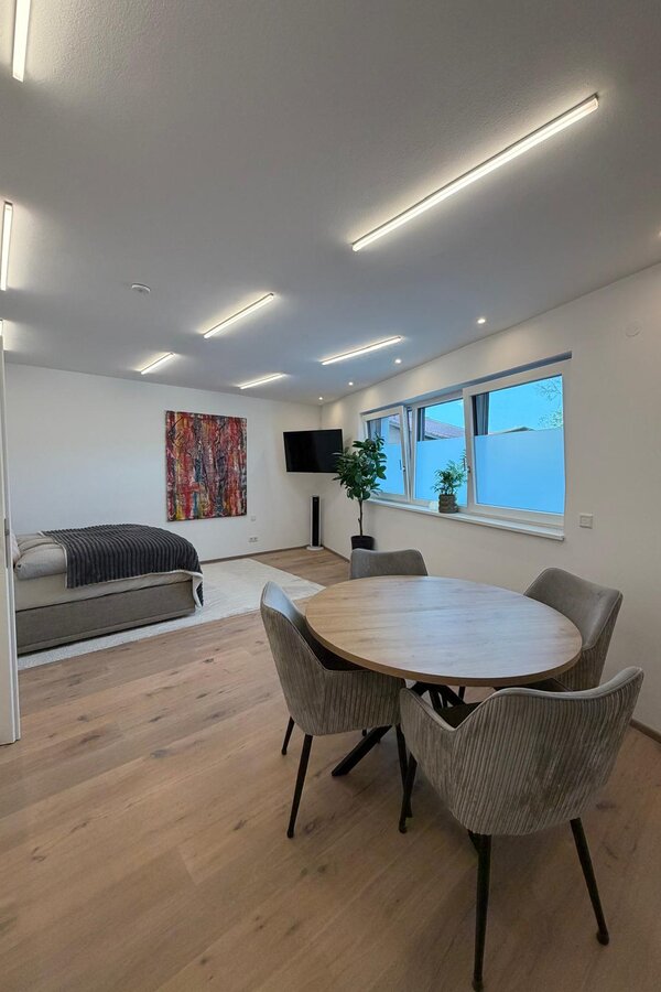 Modernes Studio mit Esstisch & Schlafbereich – 1-Zimmer Apartment zur Kurzzeitmiete & Wohnen auf Zeit für 1 bis 6 Monate in Seekirchen