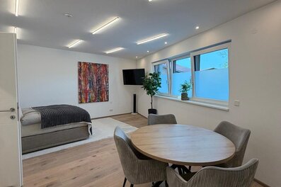 Modernes Studio mit Esstisch & Schlafbereich – 1-Zimmer Apartment zur Kurzzeitmiete & Wohnen auf Zeit für 1 bis 6 Monate in Seekirchen