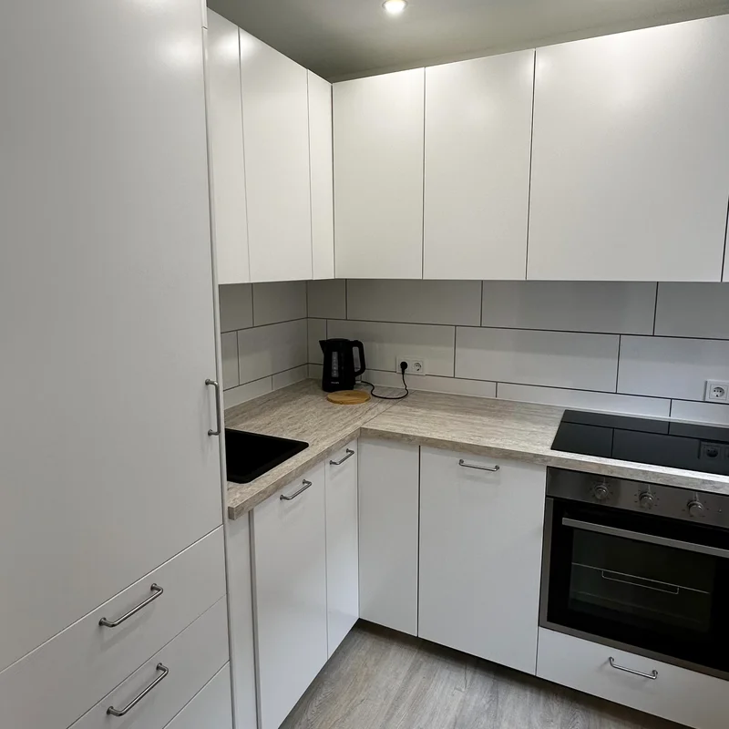 Die neue, voll ausgestattete Küche mit hochwertigen Geräten und ausreichend Stauraum - ideal für komfortables Kochen. 