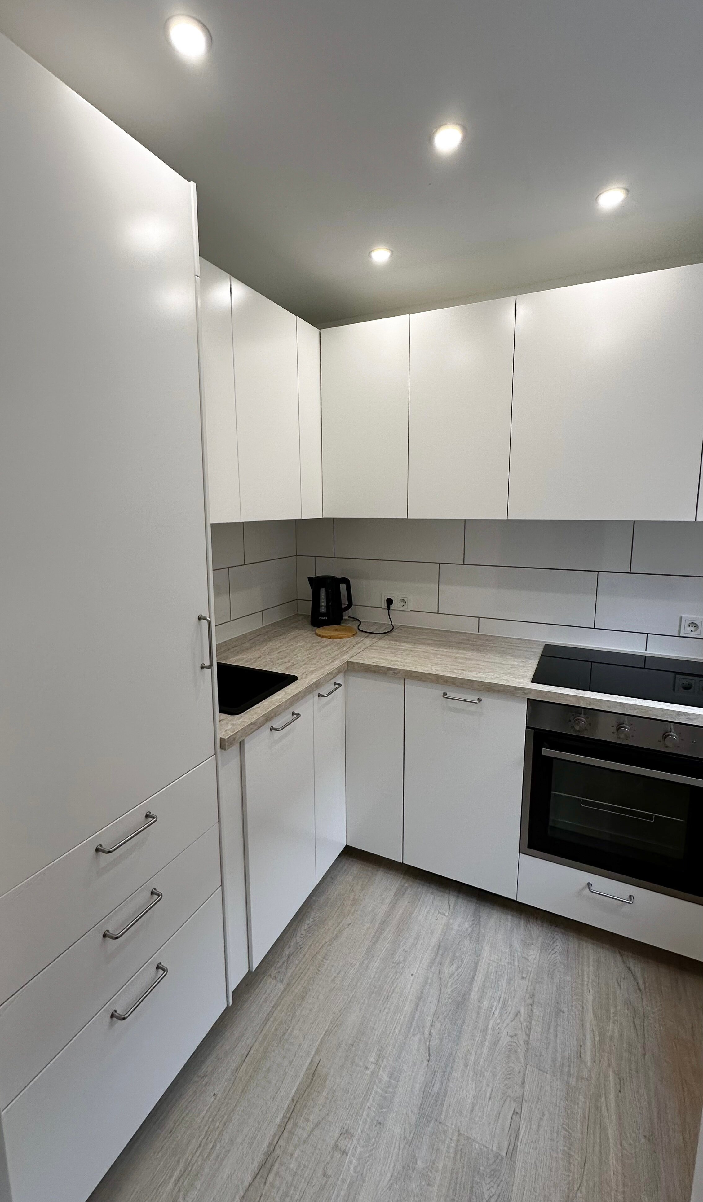 The new, fully equipped kitchen with high-quality appliances and ample storage space - ideal for convenient cooking. 