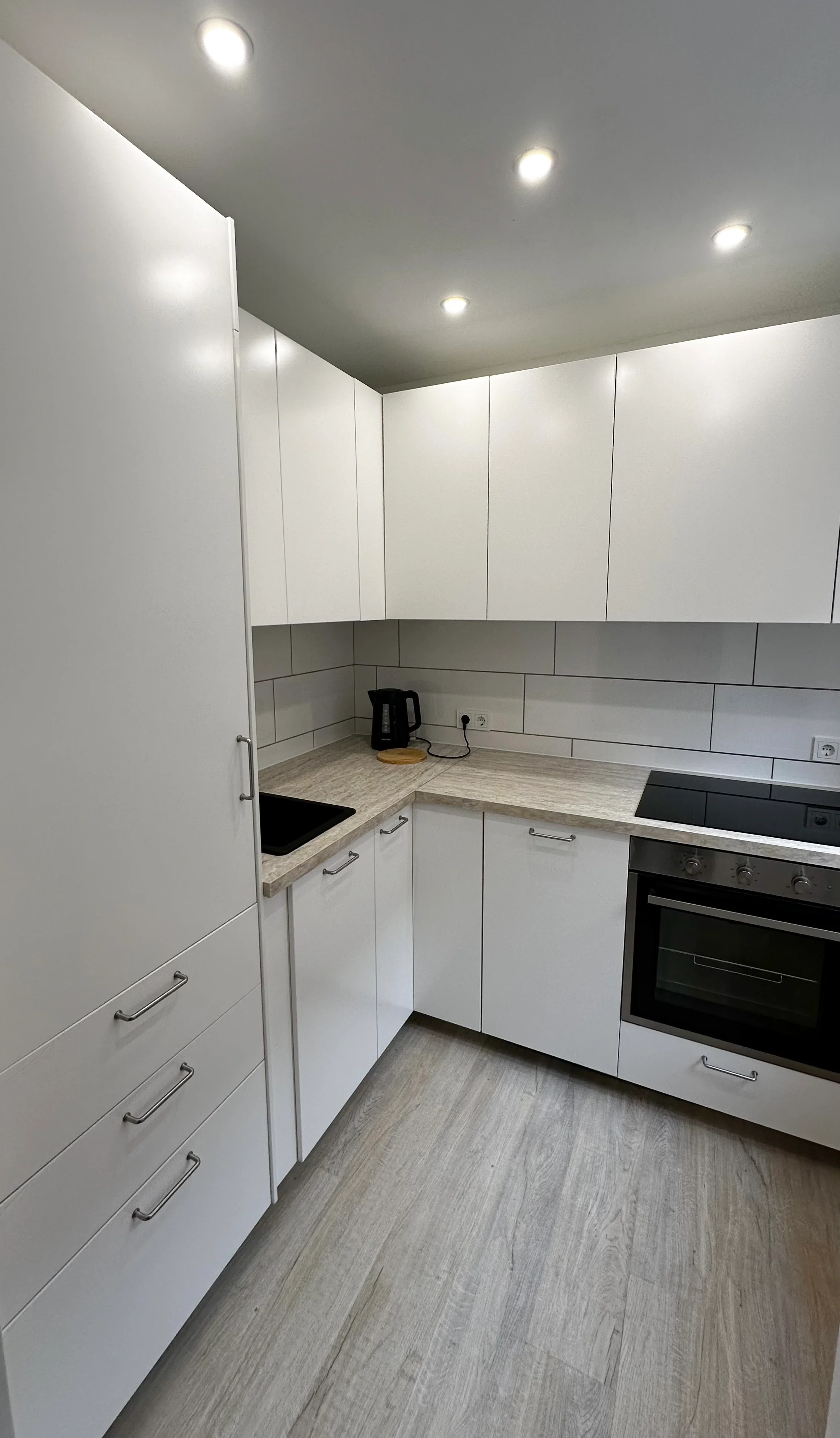 Die neue, voll ausgestattete Küche mit hochwertigen Geräten und ausreichend Stauraum - ideal für komfortables Kochen. 