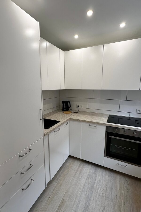 The new, fully equipped kitchen with high-quality appliances and ample storage space - ideal for convenient cooking. 