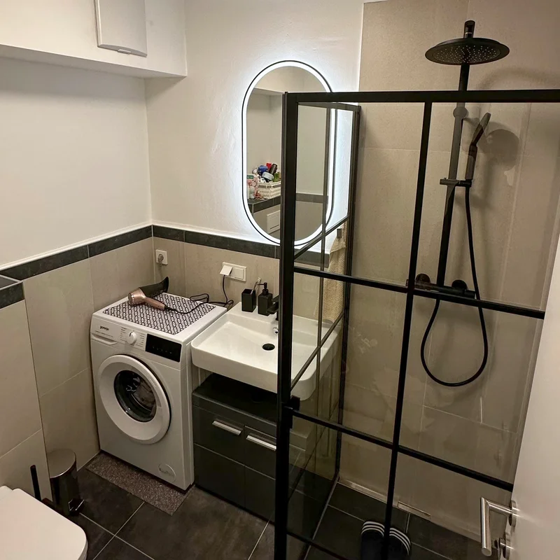 Das komplett erneuerte Badezimmer mit stilvollem Design, großer Dusche und moderner Ausstattung.