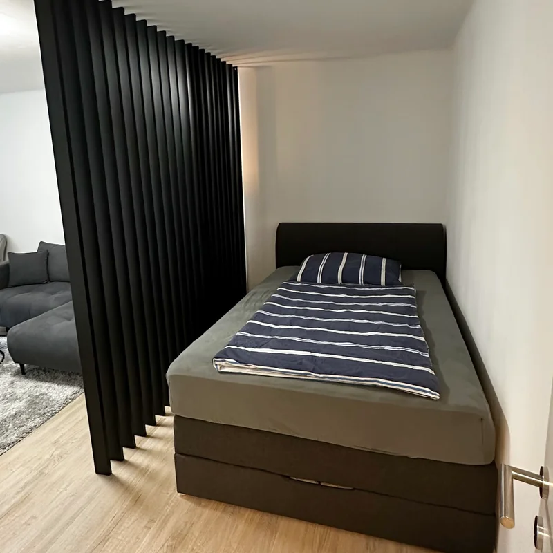 Die charmante Schlafnische mit komfortablen Bett und stimmiger Beleuchtung - ein ruhiger Rückzugsort zum Erholen.