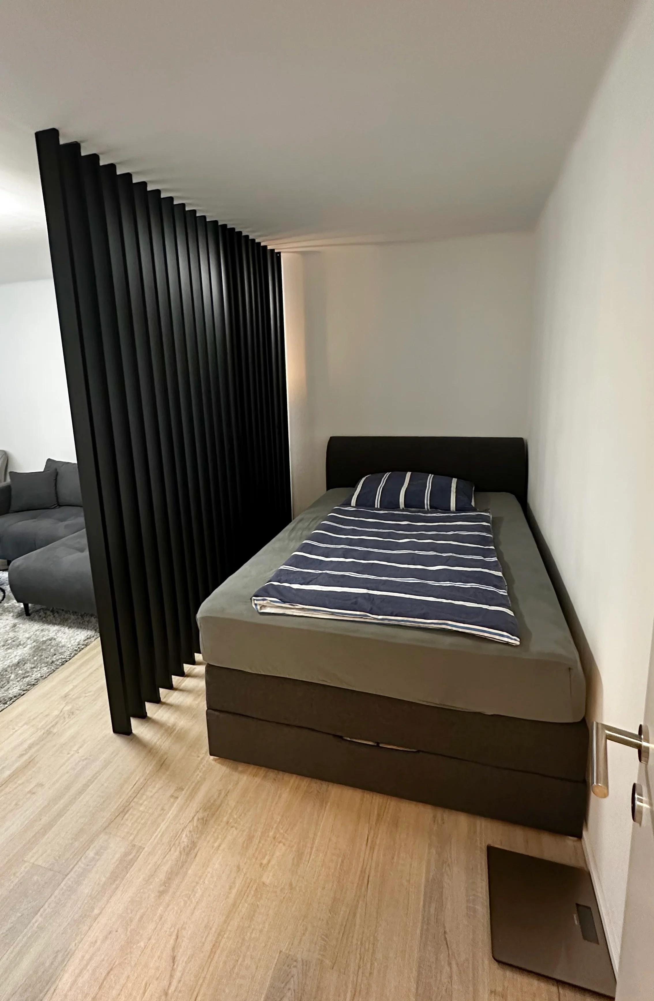 Die charmante Schlafnische mit komfortablen Bett und stimmiger Beleuchtung - ein ruhiger Rückzugsort zum Erholen.