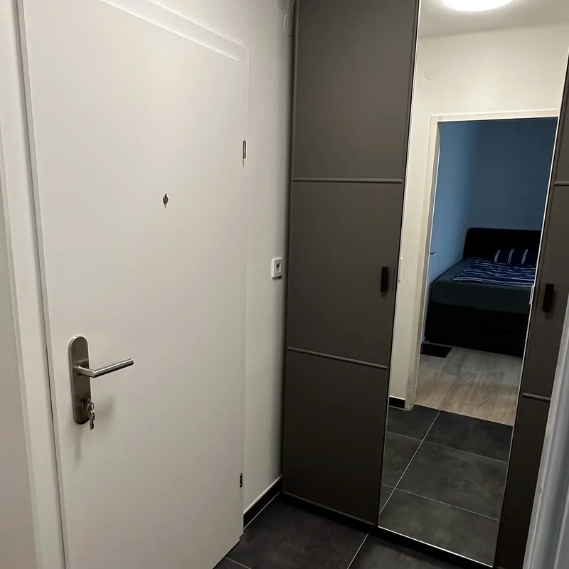 Der helle Vorraum mit praktischem Stauraum und einem modernen Design, der die Wohnung perfekt ergänzt.