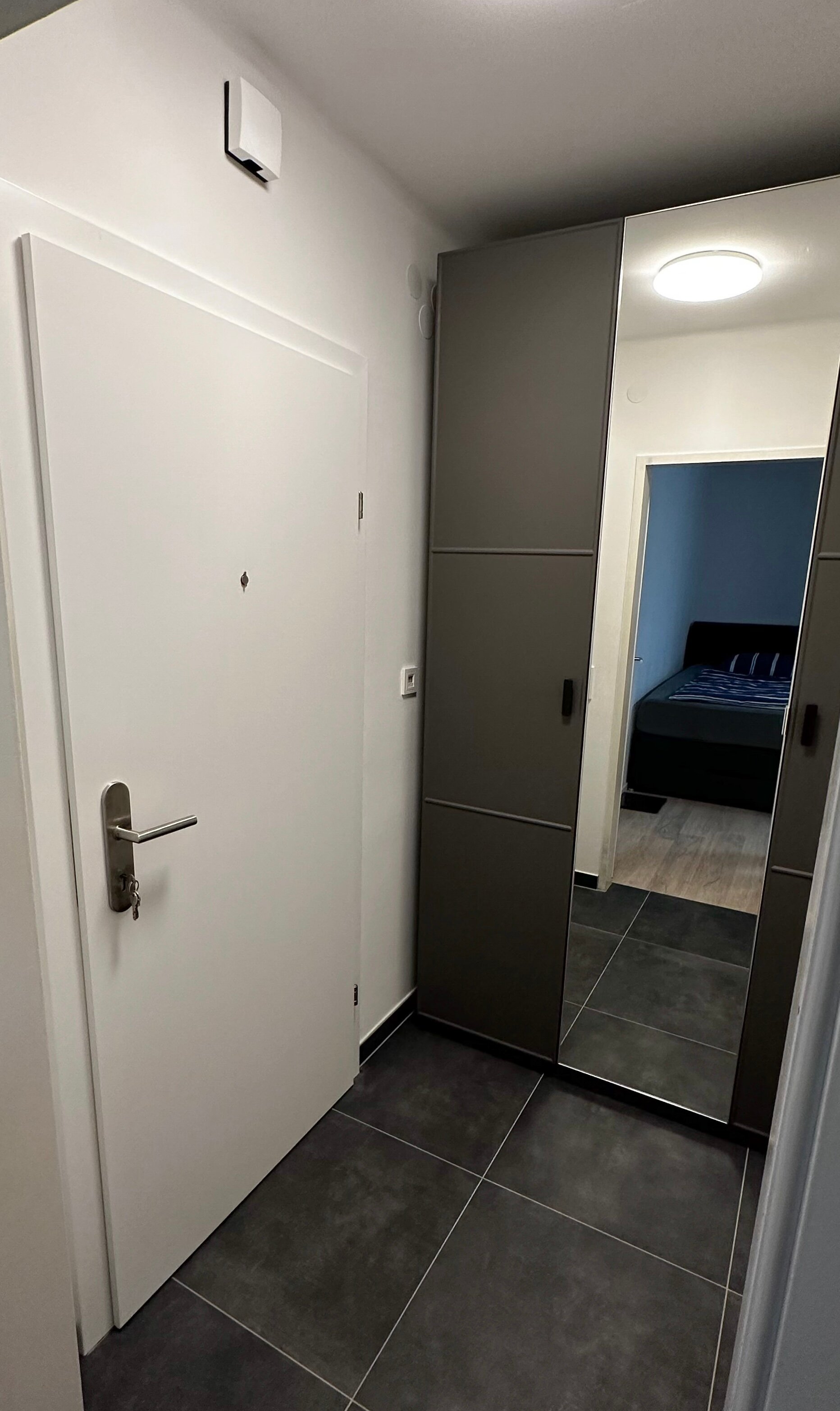 The bright entrance hall with practical storage space and a modern design perfectly complements the flat.