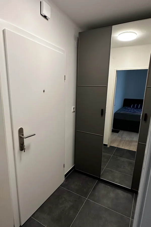 Der helle Vorraum mit praktischem Stauraum und einem modernen Design, der die Wohnung perfekt ergänzt.