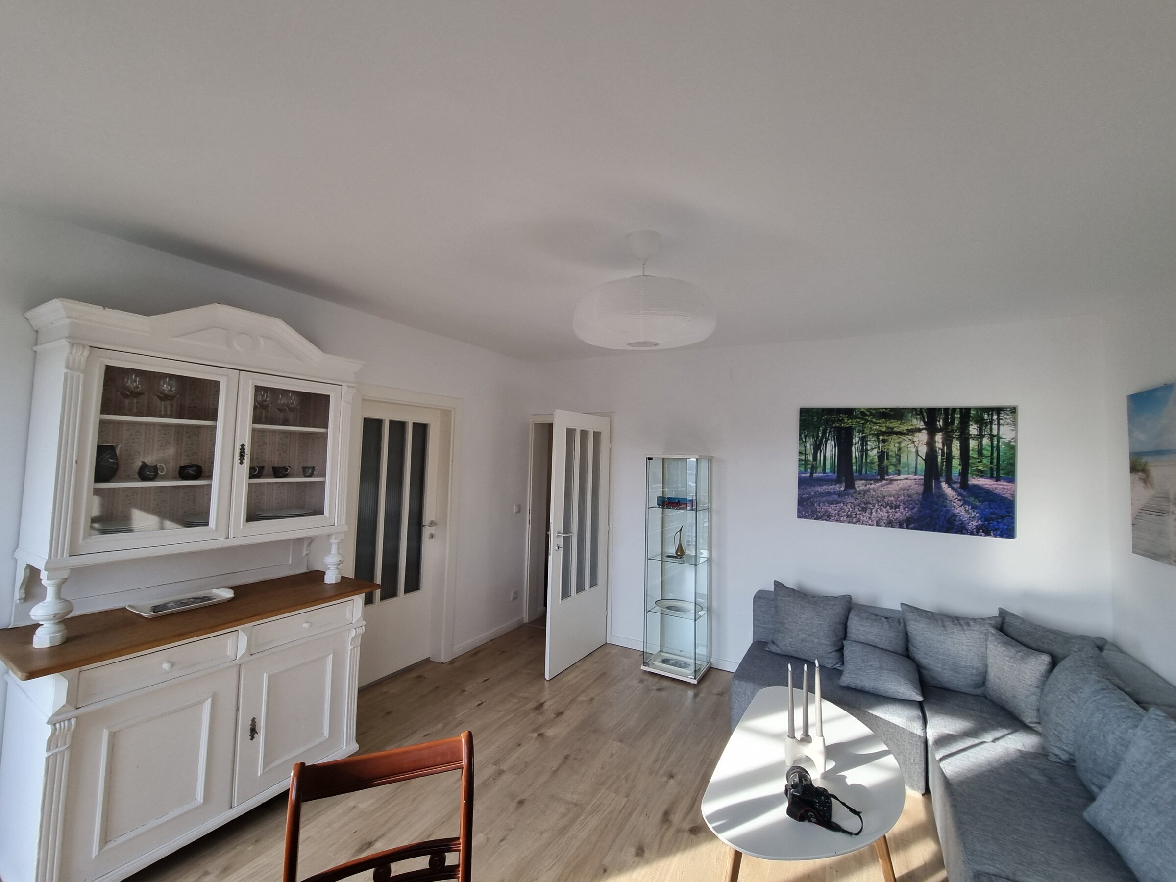 Bright living room with sofa & country cabinet – 3-room apartment, short-term rental & temporary housing for 1 to 6 months in Melk