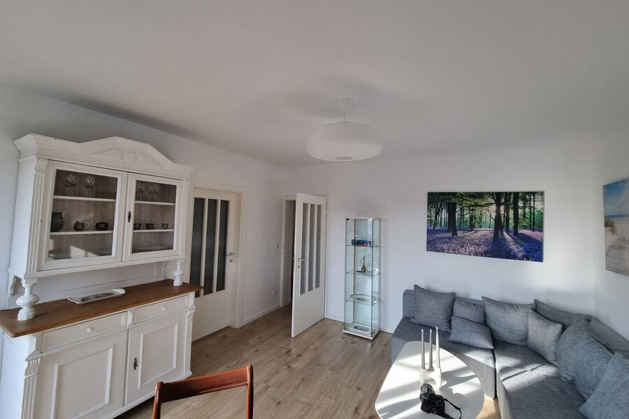 Bright living room with sofa & country cabinet – 3-room apartment, short-term rental & temporary housing for 1 to 6 months in Melk