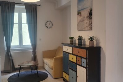 Helles Wohnzimmer mit buntem Sideboard & Sofa – 2-Zimmer Wohnung, Kurzzeitmiete Melk, Wohnen auf Zeit 1 bis 6 Monate