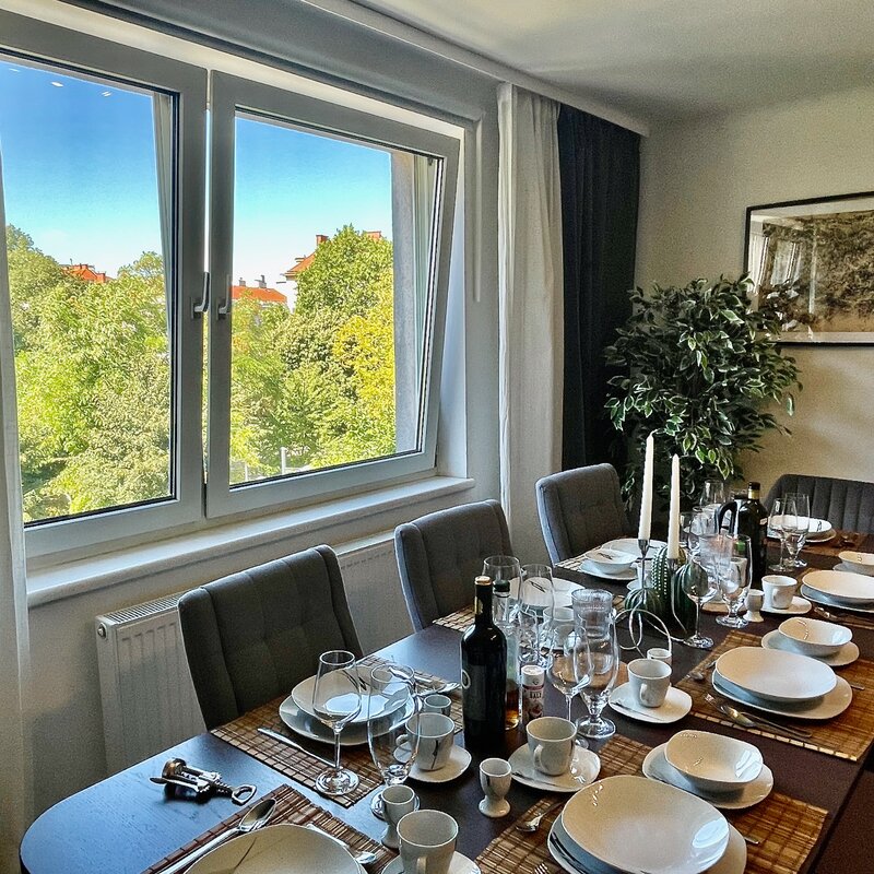 Bright dining area with park view – 5-room apartment, short-term rental & temporary housing for 1 to 6 months in Vienna
